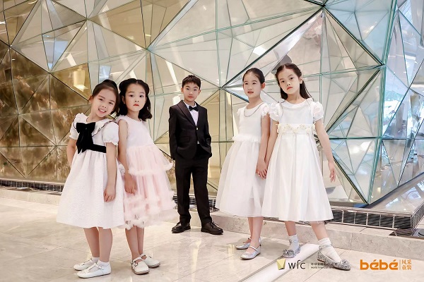 （图5）童模选手们在wfc水晶墙前展示品牌服装.jpg